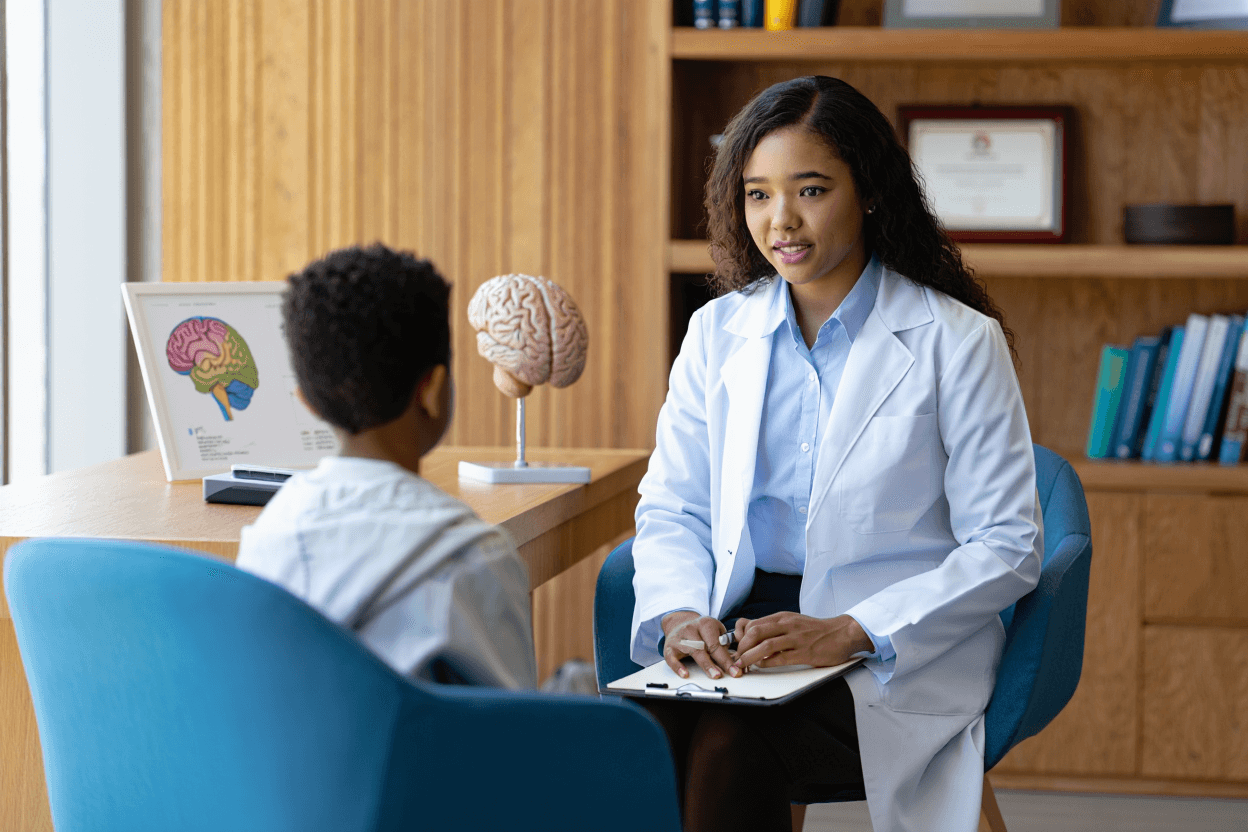 Psiquiatra infantil con paciente